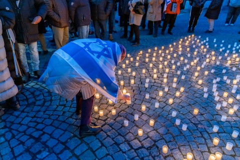Mahnwache für die Opfer des Terrorangriffs vor einer Synagoge in Hof