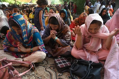 Christen in Pakistan beten