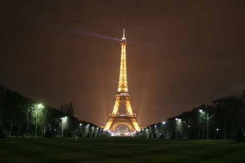 Der Eiffelturm erstrahlt in der Nacht