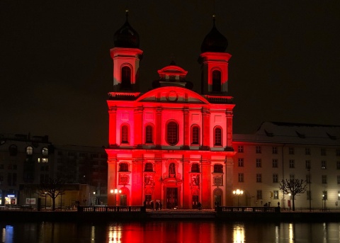 Die beleuchtete Jesuitenkirche in Luzern