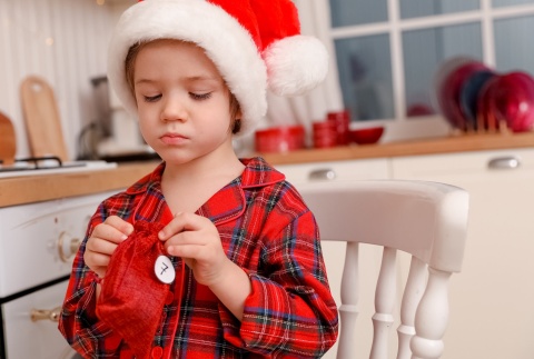 Kind öffnet seinen Adventskalender