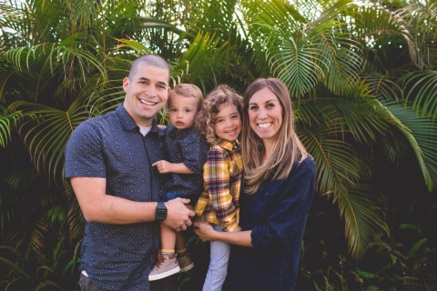 Alyssa Bethke mit ihrem Mann und den zwei Kindern