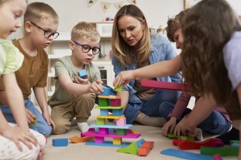 Kinder spielen gemeinsam