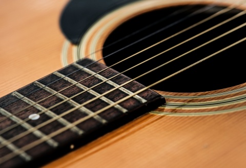 Saiten einer Gitarre
