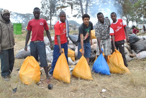 Jugendliche im Slum Kibera sammeln Müll ein