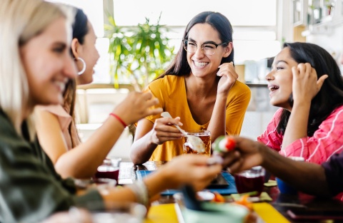 Junge Frauen beim Frühstück