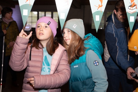 Kindern beim Entschlüsseln vom Escape Room
