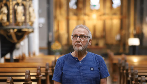 Achim Beiermann betet in einer Kirche für die vielen Anliegen