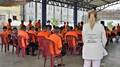 Gottesdienst im Gefängnis-Hof