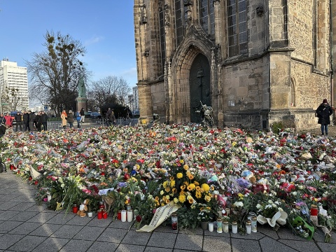 An der Johannis-Kirche wurde im Gedenken der Opfer ein Blumenmeer hinterlassen