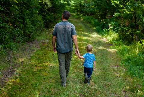 Vater und Sohn unterwegs
