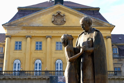 Ein Denkmal vor dem ungarischen Schloss erinnert an Ladislaus Batthyány-Strattmann.