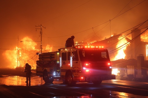 Die Feuerwehr kämpft in Los Angeles gegen die Flammen an