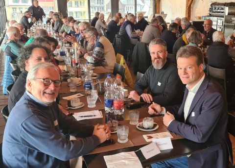 Der Referent Dr. Reto Knutti (vorne rechts) mit den Veranstaltern des Politlunches