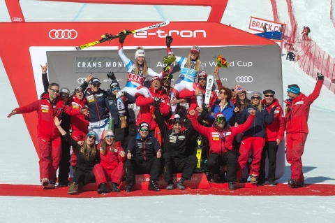 Das ganze Team feiert den Sieg