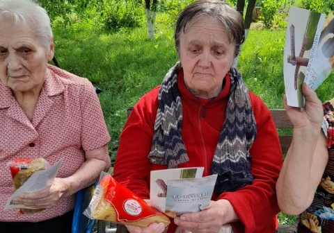 «Every Home» ist in der Ukraine mit Nahrungsmittelabgaben und Traktaten aktiv. 