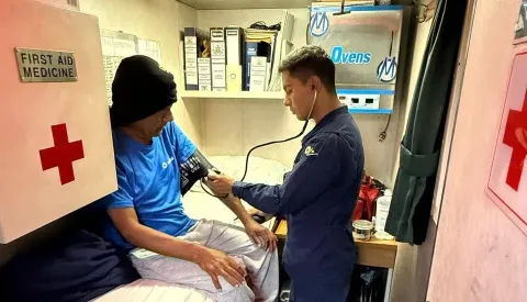 Máximo Napa Castro (links) wurde zunächst medizinisch durchgecheckt
