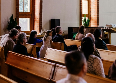 Die Menschen sind gelangweilt in der Kirche
