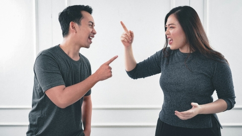 Ein Mann und eine Frau, die sich streiten