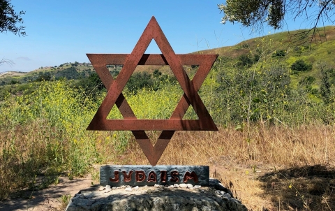 Ein sechszackiger Stern ist ein Symbol des Judentums