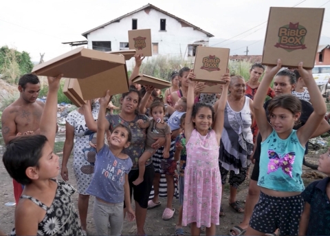 Roma-Kinder erhalten eine Bibel-Box