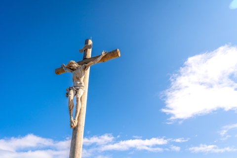 Holzstatue vom gekreuzigten Jesus