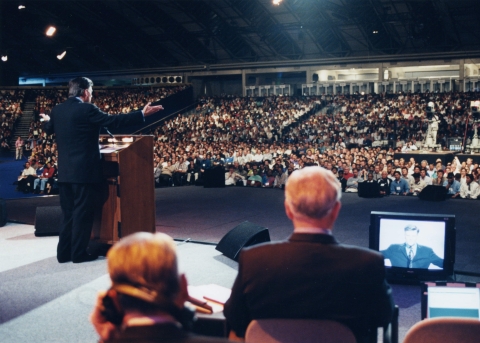 Billy Graham predigt in Amsterdam im Jahr 2000