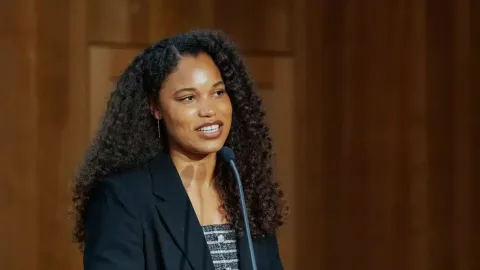 Yemisi Ogunleye bei der Preisübergabe