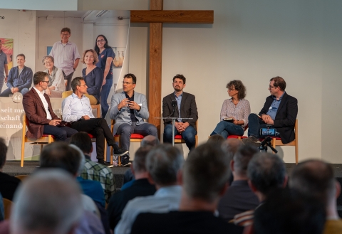 Bei der Podiumsdiskussion (v.l.n.r.): Andi Bachmann-Roth, Christian Scheidegger, Marc Jost, Samuel Kullmann, Kati Rechsteiner, Peter Schneeberger