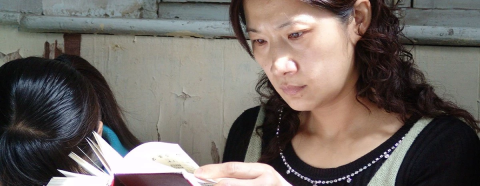 Chinesin mit einer Bibel