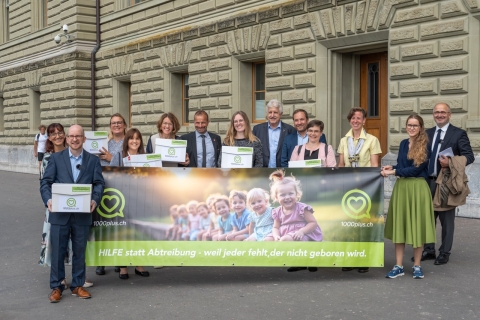 Sieben aktive Nationalräte unterstützen die Petition gegen weitere «Abtreibungsrekorde» von 1000plus Schweiz: Andreas Gafner (6.v.l.), Erich Vontobel (8.v.l.) und Lukas Reimann (9.v.l.) waren zur Einreichung am 3. Juni 2025 persönlich anwesend.