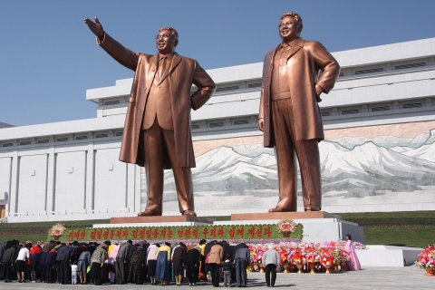 Südkoreaner beten dafür, dass die Statuen Nordkoreas eines Tages fallen