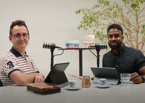Egzon Shala (links) im Podcast der SEA Interkulturell, zusammen mit Kaji