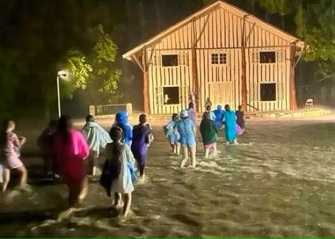 Lagerteilnehmerinnen bringen sich im Camp Mystic in Sicherheit.