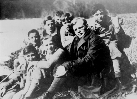 Dietrich Bonhoeffer mit Schülern.