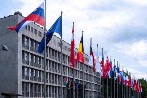 Parlamentsgebäude mit Länderflaggen