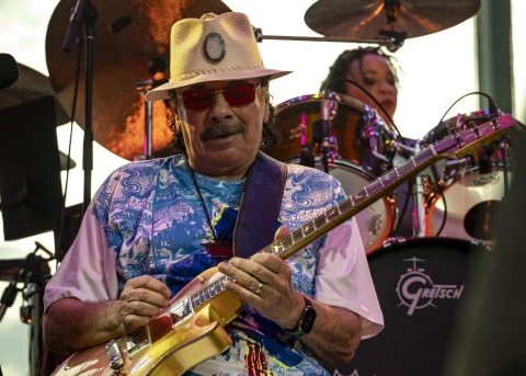 Carlos Santana (am Schlagzeug seine Frau Cindy Blackman)