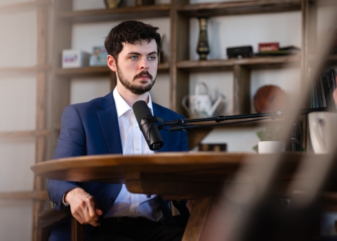 Alex O'Connor in einer Debatte
