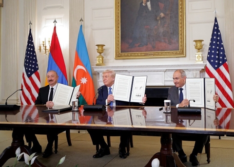(v.l.n.r.) Armenischer Premierminister Nikol Pashinyan, US-Präsident Donald Trump und der aserbaidschanische Präsident Ilham Aliyev im Juli in Abu Dhabi