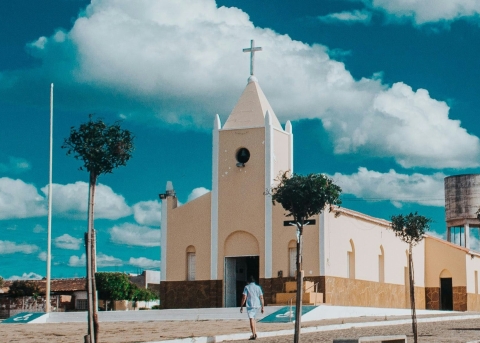 Eine abegegrenzte Dorfkirche 