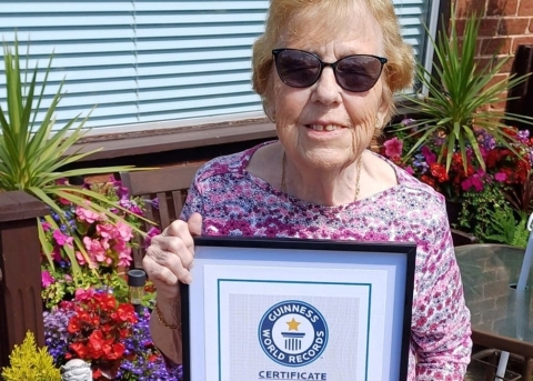 Pam Knowles mit ihrem Guinness Rekord Zertifikat
