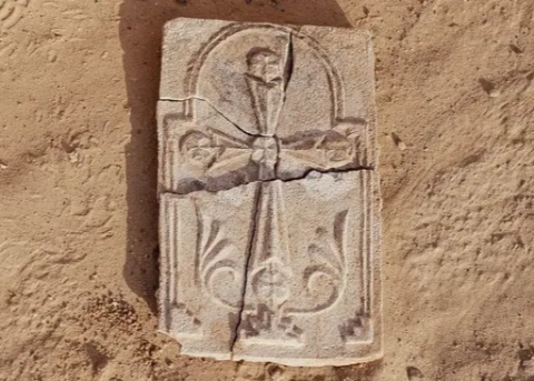 1'400 Jahre alte Gipsplatte, die ein Kreuz zeigt