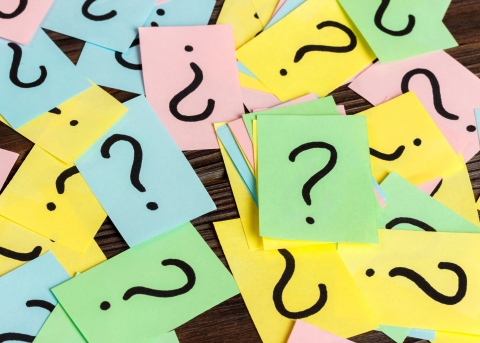 Post-its mit Fragezeichen