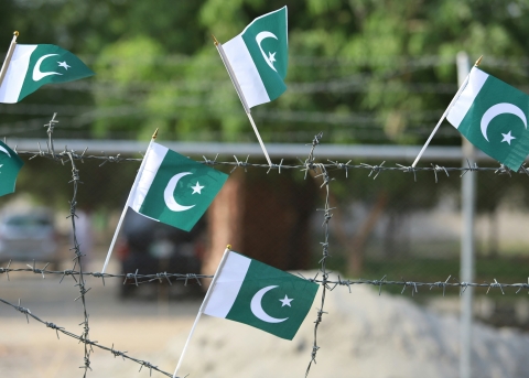 Pakistanische Flaggen am Stacheldraht