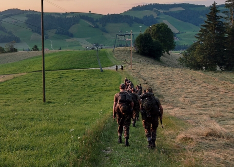 Schweizer Militär auf Wanderung
