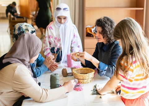 Menschen verschiedenster Herkunft treffen sich im Hope Community Center.