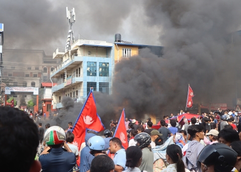 Nepalesische Demonstranten der Generation Z vor dem Büro der Stadtverwaltung von Bharatpur