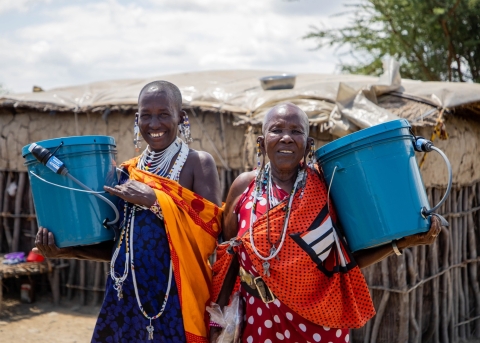 Zwei Frauen mit Eimern in den Slums von Nairobi