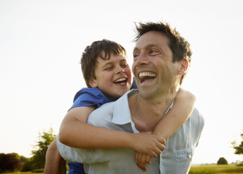 Vater mit seinem Sohn am Lachen