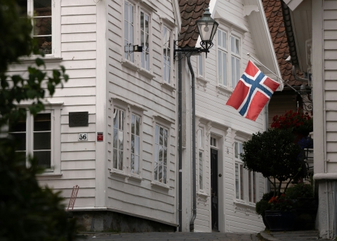 Gebäude in Norwegen mit nationaler Flagge